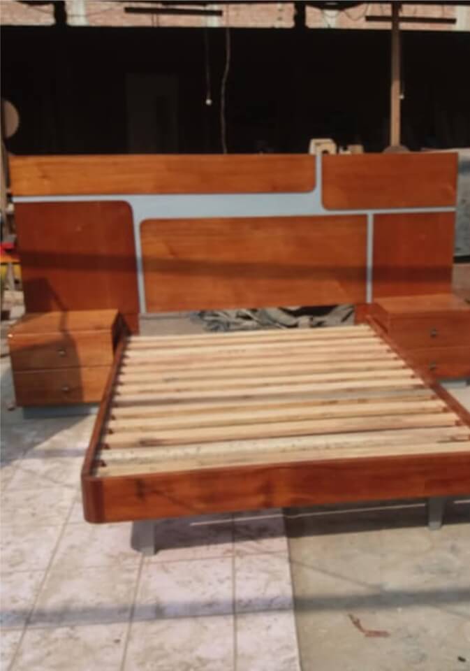 Cama de dos plazas en madera cedro, con aplicación de aluminio