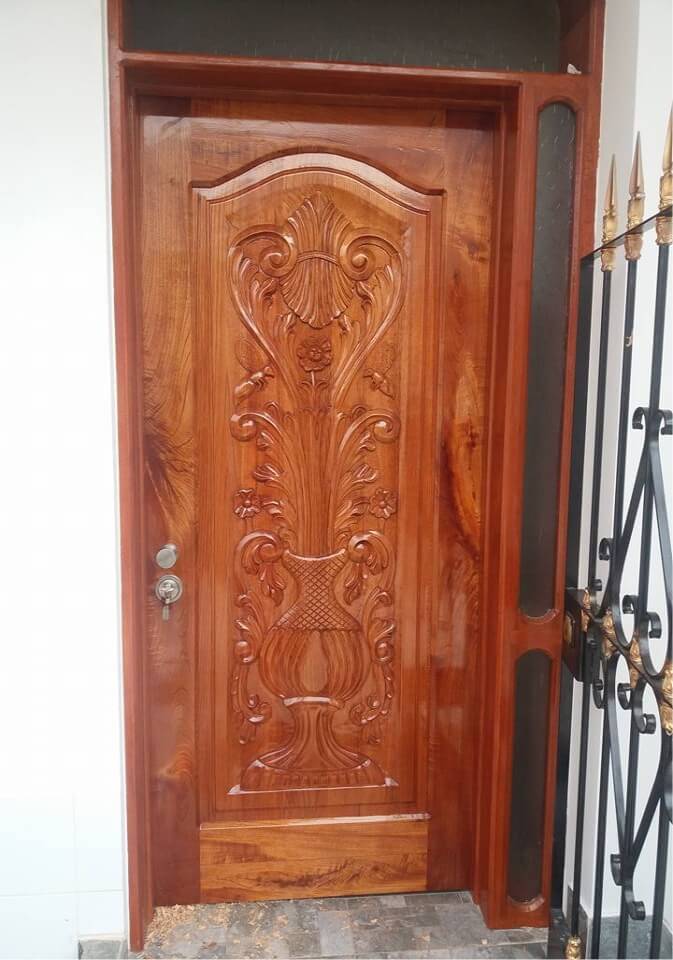Puerta principal tallada en madera sólida de cedro